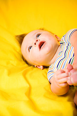 포토 JPG 해외이미지 모델 행복 아들 포즈 한명 사람 소년 유행 표현 아기 닫기 묘사 스타일 해외202004 해외포토 1 남자 감정 어린이 가족 모션 파일형식 이미지허브