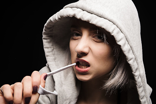 포토 JPG 해외이미지 백인 라이프스타일 손 응시 유럽 한명 사람 손짓 성인 분노 찡그림 공격적 혼자 해외202004 해외포토 서양인 1 시선 감정 나라 컨셉 모션 표정 생활 신체부위 파일형식 이미지허브