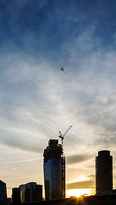 포토 JPG 해외이미지 디자인 산업 컨셉 패턴 비즈니스 건축양식 유리 하늘 성공 추상 주택 사람없음 건물 금융 경제 파란색 빛 쇼핑 사무실 탑 고층빌딩 일몰 성장 도시 업무 시장 고급 땅 쇼핑몰 아래 기중기 런던 황소 투자 구성 대패 해외202004 해외포토 건축물 건축 컬러 무늬 재질 영국 빌딩 노을 작업 소 중장비 방향 위치 파일형식 이미지허브