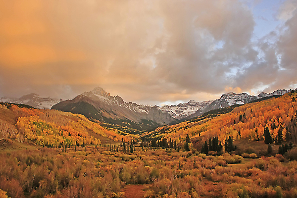 포토 JPG 해외이미지 나무 도로 무지개 잎 오렌지 자연 하늘 산 풍경 사람없음 야외 초록색 파란색 컬러풀 노란색 일출 미국 일몰 가을 소나무 황무지 숲 먼지 지역 절정 콜로라도 해외202004 해외포토 자연요소 식물 계절 길 컬러 북아메리카 과일 교통시설 노을 생태계 파일형식 이미지허브