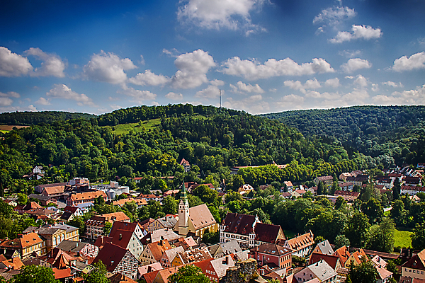포토 JPG 해외이미지 주간 나무 여행 건축양식 하늘 지붕 주택 풍경 사람없음 야외 건물 여름 도시풍경 교회 마을 도시 언덕 타운 옛날 해외202004 해외포토 자연요소 식물 건축물 계절 건축 종교건축 파일형식 이미지허브