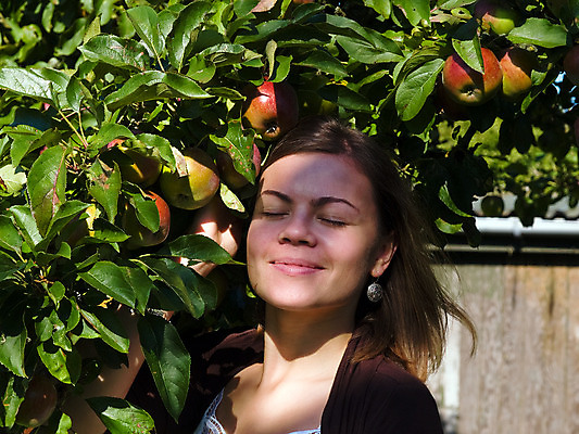 포토 JPG 해외이미지 백인 1 라이프스타일 손 웰빙 계절 여자 행복 얼굴 음식 과일 자연 건강 한명 미소 웃음 사람 20대 성인 야외 가로 여름 봄 벚꽃 신선 치아 사과 먹기 날씬함 냄새 대장장이 해외202004 해외포토 서양인 꽃 감정 모션 표정 청년 생활 신체부위 소화기관 몸매 생태계 파일형식 이미지허브