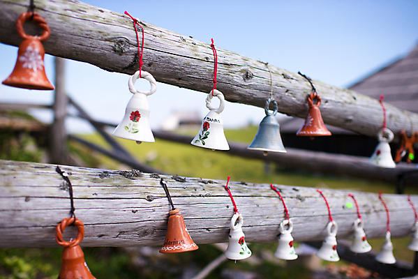 포토 JPG 해외이미지 나무 전통 디자인 문화 매달리기 미술 사람없음 장식 컬러풀 상점 종 도자기 소 시장 심볼 무역 기념품 점토 지역 수공예 옛날 전국 핸드메이드 해외202004 해외포토 식물 산업 컬러 포유류 모션 문화예술 공예 오브젝트 파일형식 이미지허브