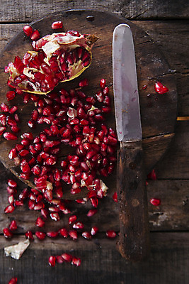 포토 JPG 해외이미지 사람없음 칼 석류 석류알 나무배경 해외202004 해외포토 백그라운드 과일 파일형식 이미지허브