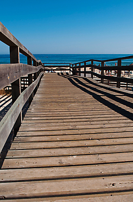 포토 JPG 해외이미지 길 모래 바다 여행 자연 하늘 날씨 추상 휴가 그림자 풍경 사람없음 야외 목재 물 여름 파란색 모래사장 햇빛 평화 산책 산책로 널 오솔길 갑판 모래언덕 포르투갈 장면 방법 해외202004 해외포토 자연요소 나무 계절 유럽 컬러 컨셉 무늬 배_교통 재료 휴식 태양 언덕 생태계 파일형식 이미지허브