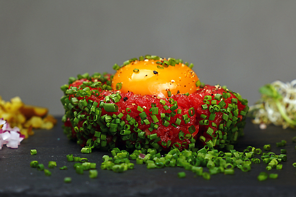 포토 JPG 해외이미지 전통 접시 음식 부분 탁자 양파 건강 스테이크 요리 사람없음 옆모습 빨간색 초록색 계란 검은색 식사 칠판 소고기 신선 자르기 먹기 향신료 준비 날것 각도 서빙 성분 노른자 다진 땅바닥 석판 샬롯 해외202004 해외포토 식기 뷰포인트 컬러 가구 채소 모션 바닥 서양음식 육류 알 향미료 파일형식 이미지허브