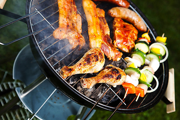 포토 JPG 해외이미지 주간 육류 요리 사람없음 야외 파티 정원 소시지 꼬치 연기 그릴 바비큐 굽기 닭다리 꼬치구이 소시지구이 해외202004 해외포토 자연요소 음식 식재료 주방용품 이벤트 가공식품 구이 파일형식 이미지허브