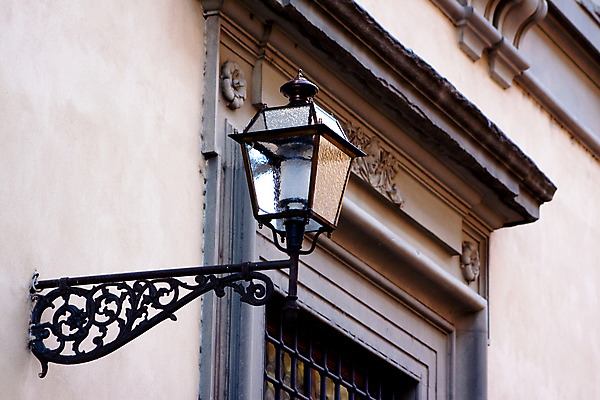 포토 JPG 해외이미지 식물 1 건축양식 유리 미술 사람없음 야외 장식 가로 갈색 금속 등불 램프 묘사 복고 옛날 해외202004 해외포토 건축 컬러 재질 문화예술 조명 파일형식 이미지허브