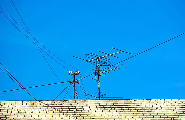 포토 JPG 해외이미지 통신 하늘 지붕 주택 안테나 사람없음 파란색 탑 금속 텔레비전 힘 기계 장비 인공위성 시골 옥상 방향 수화기 라디오 신호 방송 머리위 전염 철사 아날로그 소통 구식 옛날 접수 채널 셀룰러 해외202004 해외포토 건축물 컬러 컨셉 재질 건물 전자제품 질병 전화기 감염 파일형식 이미지허브