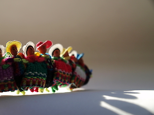 포토 JPG 해외이미지 전통 손 드레스 옷 여자 문화 2 함께함 그림자 미술 미소 사람 사람없음 야외 세로 장난감 직물 원주민 작음 담요 인도인 클립 기념품 에콰도르 칠레 볼리비아 잉카 페루 핸드메이드 많음 해외202004 해외포토 외국인 컨셉 문화예술 표정 아메리카 동양인 신체부위 남아메리카 아프리카인 크기 오브젝트 파일형식 이미지허브