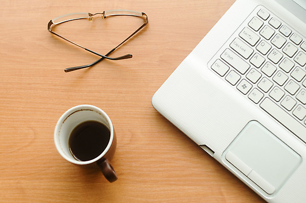 포토 JPG 해외이미지 디자인 교육 안경 커피 백그라운드 비즈니스 통신 탁자 한명 컵 노트북 컴퓨터 사무실 우주 스크린 공백 머그컵 흰색 키보드 업무 작업실 플랫 휴대용 디자이너 책상 레이아웃 위치 에스프레소 설정 스타일 해외202004 해외포토 직업 1 식기 잡화 음료 컬러 가구 사람 전자제품 작업 오브젝트 파일형식 이미지허브