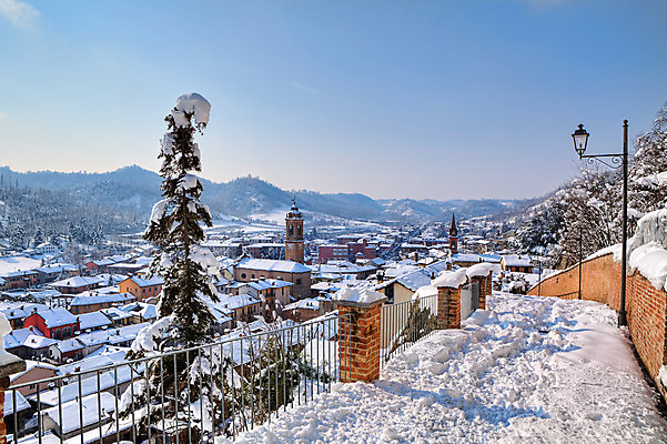 포토 JPG 해외이미지 계절 유럽 여행 겨울 가로등 자연 휴가 안테나 풍경 사람없음 야외 여행객 마을 냉동 이탈리아 추위 흰색 땅 언덕 장면 타운 산기슭 내추럴 인기 피에몬테 눈내림 해외202004 해외포토 공공시설 나라 컬러 통신 산 눈_날씨 사람 도시 생태계 파일형식 이미지허브