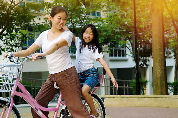 포토 JPG 해외이미지 라이프스타일 공원 여자 딸 행복 얼굴 어린이 스포츠 백그라운드 컨셉 가족 자연 엄마 한국 건강 사람 동양인 야외 두명 자전거 기쁨 승차 순환 말레이시아 해외202004 해외포토 공공시설 감정 아시아 관계 모션 인종 생활 신체부위 바이크 생태계 파일형식 이미지허브
