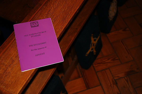 포토 JPG 해외이미지 기독교 실내 사람없음 목재 책 교회 보라색 기도 런던 해외202004 해외포토 나무 종교 컬러 재료 종교건축 영국 내부 건물 파일형식 이미지허브