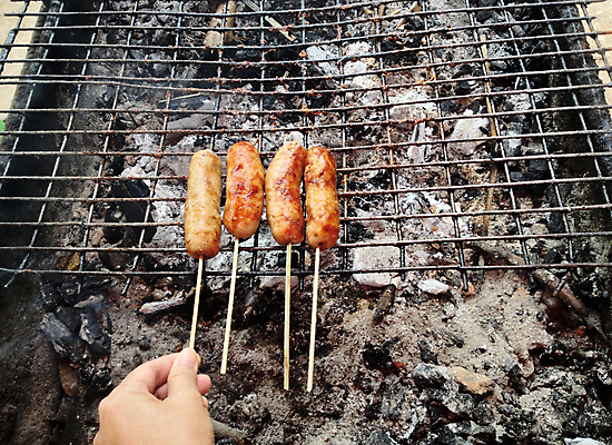 포토 JPG 해외이미지 음식 여러명 사람없음 소시지 그릴 난로 굽기 해외202004 해외포토 다수 주방용품 사람 가공식품 난방기 구이 파일형식 이미지허브