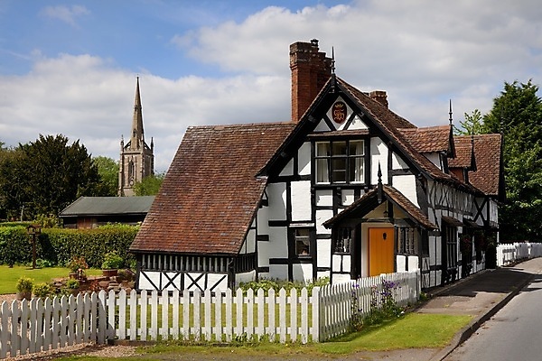 포토 JPG 해외이미지 캐릭터 영어 유럽 길 영국 잉글랜드 주택 사람없음 여름 울타리 교회 마을 정원 봄 재산 타일 시골집 첨탑 유럽연합 해외202004 해외포토 문자 계절 나라 종교건축 건물 금융 담장 탑 파일형식 이미지허브