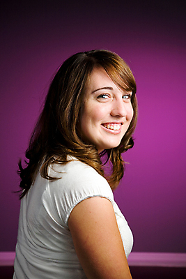 포토 JPG 해외이미지 백인 모델 1 학생 라이프스타일 여자 행복 얼굴 갈색머리 실내 건강 한명 사람 성인 10대 금발 유행 기쁨 흰색 표현 스타일 해외202004 해외포토 서양인 헤어스타일 감정 컬러 청소년 내부 생활 신체부위 파일형식 이미지허브