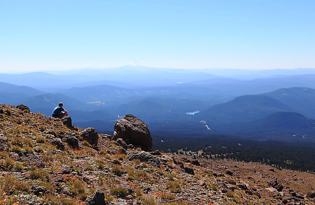 포토 JPG 해외이미지 남자 여행 백그라운드 자연 하늘 휴가 휴식 산 한명 사람 앉기 풍경 경사 야외 여름 파란색 환경 계곡 맑음 자유 시골 언덕 장면 암초 하이커 수평선 해외202004 해외포토 1 계절 컬러 컨셉 모션 날씨 생태계 파일형식 이미지허브