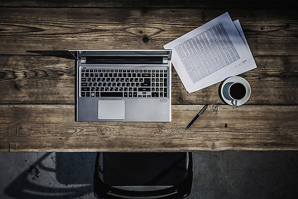 포토 JPG 해외이미지 교육 종이 커피 컨셉 비즈니스 탁자 직장 사람없음 목재 컵 노트북 컴퓨터 사무실 펜 흰색 업무 작업실 책상 보고서 문서 해외202004 해외포토 나무 식기 음료 컬러 가구 회사 재료 전자제품 필기구 작업 파일형식 이미지허브