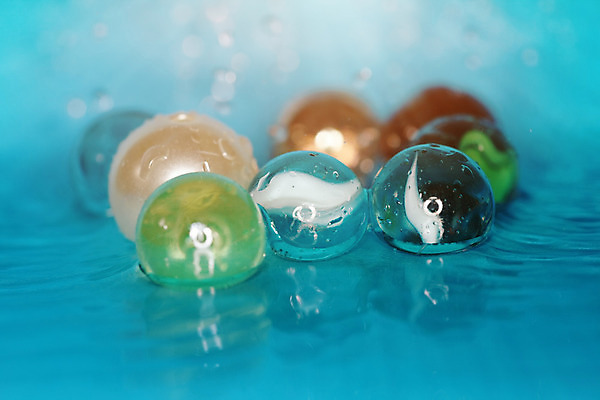 포토 JPG 해외이미지 디자인 바다 공 유리 사람없음 장식 물 파란색 젖음 촉촉함 흐름 신선 우아함 떨어짐 보석 홍수 순수 오브젝트 에메랄드 강렬 엘리먼트 해외202004 해외포토 자연요소 컬러 컨셉 재질 광석 자연재해 파일형식 이미지허브