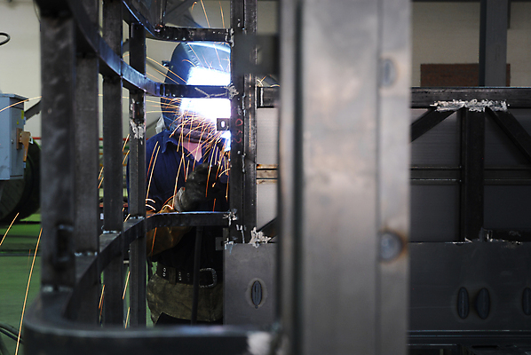 포토 JPG 해외이미지 직업 남자 산업 안경 장갑 불 불꽃 노동자 전등 프레임 관리 가면 안전 사람 사람없음 파란색 반사 금속 힘 기계 장비 도구 업무 작업 수리 제조 보호 철 질감 러시아 방패 무거움 땅바닥 용접 용접공 조작 철강 해외202004 해외포토 자연요소 잡화 유럽 컬러 컨셉 재질 조명 바닥 무게 파일형식 이미지허브