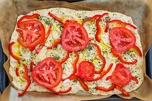 포토 JPG 해외이미지 전통 음식 빵 토마토 탁자 양파 피자 건강 요리 사람없음 빨간색 주방 이탈리아 시골 신선 플랫 맛 굽기 허브 올리브 후추 바질 로즈메리 점심식사 생식 옛날 핸드메이드 해외202004 해외포토 식물 열매 유럽 컬러 가구 컨셉 채소 패스트푸드 서양음식 식사 구이 향신료 파일형식 이미지허브