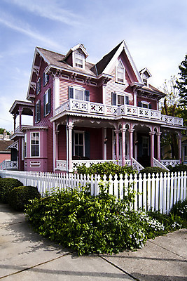 포토 JPG 해외이미지 분홍색 건축양식 주택 사람없음 건물 울타리 봄 발코니 흰색 역사 빅토리아 옛날 해외202004 해외포토 건축물 계절 건축 컬러 담장 파일형식 이미지허브