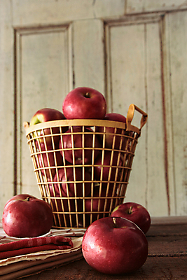 포토 JPG 해외이미지 농업 과일 탁자 건강 사람없음 목재 빨간색 수확 가을 신선 시장 사과 유기농 슛 숙성 스타일 해외202004 해외포토 나무 웰빙 계절 산업 컬러 가구 재료 파일형식 이미지허브