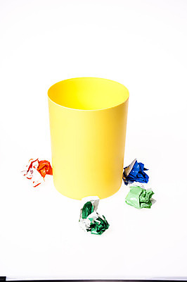 포토 JPG 해외이미지 종이 컨셉 비즈니스 학교 아이디어 사람없음 컬러풀 사무실 노란색 바구니 장비 쓰레기통 흰색 공구 던지기 캔 좌절 쓰레기 폐기물 오브젝트 문서 파일 실수 낭비 나쁜 구김 부정적 중고 폐휴지 해외202004 해외포토 교육 감정 컬러 모션 도구 화장지 파일형식 이미지허브