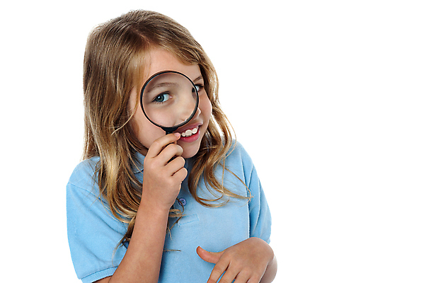 포토 JPG 해외이미지 백인 응시 옷 여자 행복 어린이 포즈 백그라운드 돋보기 실내 관리 한명 서기 탐험 흰색 표현 잡기 달콤 큼 분석 호기심 결백 고립 스타일 해외202004 해외포토 서양인 1 시선 감정 컬러 컨셉 모션 사람 내부 맛 크기 파일형식 이미지허브