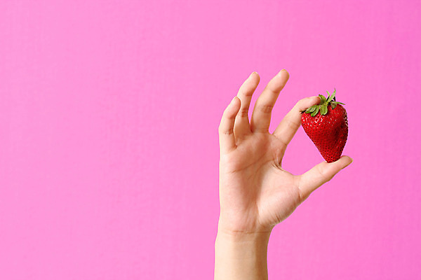 포토 JPG 해외이미지 손 열매 다이어트 과일 딸기 건강 사람없음 빨간색 냉동 신선 선택 맛 먹기 상쾌 내추럴 해외202004 해외포토 식물 감정 컬러 컨셉 모션 신체부위 파일형식 이미지허브