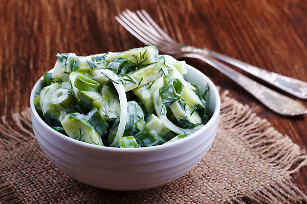 포토 JPG 해외이미지 음식 조각 백그라운드 포크 다이어트 채소 재료 양파 오이 건강 마늘 요리 사람없음 초록색 주방 식사 저녁식사 봄 샐러드 흰색 시골 신선 사발 맛 먹기 허브 향신료 유기농 날것 요거트 내추럴 점심식사 딜 식초 채식주의자 해외202004 해외포토 식물 식기 웰빙 계절 컬러 컨셉 모션 유제품 사기그릇 채식 향미료 파일형식 이미지허브