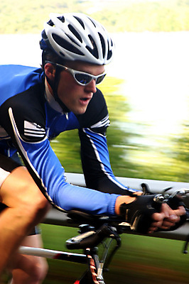 포토 JPG 해외이미지 남자 도로 스포츠 포즈 이동 모션 건강 한명 야외 파란색 컬러풀 운동 자전거 경쟁 시간 승차 헬멧 결심 항공 속도 순환 재판 찬성 레이서 바이킹 블러 페달 해외202004 해외포토 1 길 컬러 컨셉 교통시설 사람 바이크 보호장비 법 파일형식 이미지허브