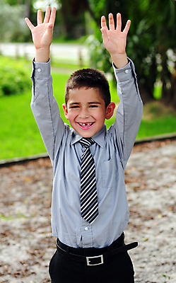 포토 JPG 해외이미지 옷 남자 행복 어린이 포즈 손가락 자연 넥타이 한명 사람 정장 소년 야외 유행 기쁨 치아 히스패닉 스타일 해외202004 해외포토 1 손 잡화 감정 소화기관 생태계 파일형식 이미지허브