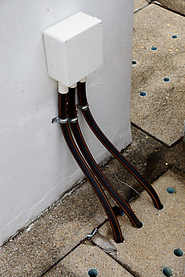 포토 JPG 해외이미지 직업 산업 선 벽 부분 안전 사람없음 야외 빛 울타리 상자 금속 힘 장비 에너지 공구 업무 엔지니어 콘센트 플러그 보호 연결 위험 플라스틱 교차로 전자 철사 볼트 시스템 튜브 고무 유지 분배 설치 전압 제어 아크릴 해외202004 해외포토 길 컨셉 재질 담장 도구 작업 기술자 파일형식 이미지허브