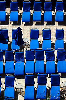 포토 JPG 해외이미지 의자 휴가 휴식 앉기 사람없음 파란색 고급 휴양지 해외202004 해외포토 컬러 가구 컨셉 모션 장소 파일형식 이미지허브