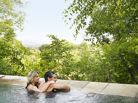 포토 JPG 해외이미지 주간 나무 커플 응시 여자 남자 수영복 수영장 사랑 미소 상반신 성인 야외 두명 옆모습 숲 백허그 성인만 어깨에손 해외202004 해외포토 자연요소 식물 시선 옷 감정 뷰포인트 관계 모션 포옹 표정 사람 파일형식 이미지허브