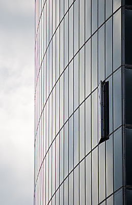 포토 JPG 해외이미지 구름 유럽 벽 백그라운드 패턴 건축양식 창문 유리 하늘 추상 독일 사람없음 건물 세로 파란색 금속 검은색 고층빌딩 줄무늬 회색 흰색 은색 하이테크 비전 진행 철강 해외202004 해외포토 자연요소 건축물 건축 나라 컬러 무늬 재질 기술 빌딩 파일형식 이미지허브