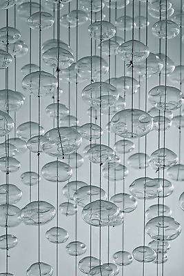 포토 JPG 해외이미지 줄 패턴 유리 매달리기 사람없음 내부 장식 거품 방 투명 플라스틱 천장 해외202004 해외포토 무늬 모션 재질 파일형식 이미지허브