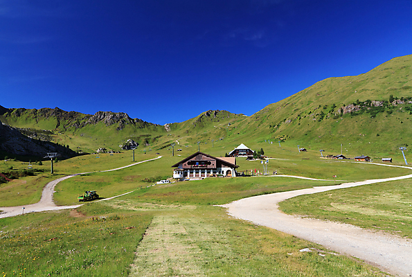 포토 JPG 해외이미지 공원 유럽 도로 길 여행 자연 하늘 휴가 산 풍경 사람없음 야외 초록색 여름 파란색 계곡 이탈리아 트래킹 하이킹 정상 오두막 알프스 해외202004 해외포토 계절 공공시설 나라 컬러 교통시설 레저 생태계 파일형식 이미지허브