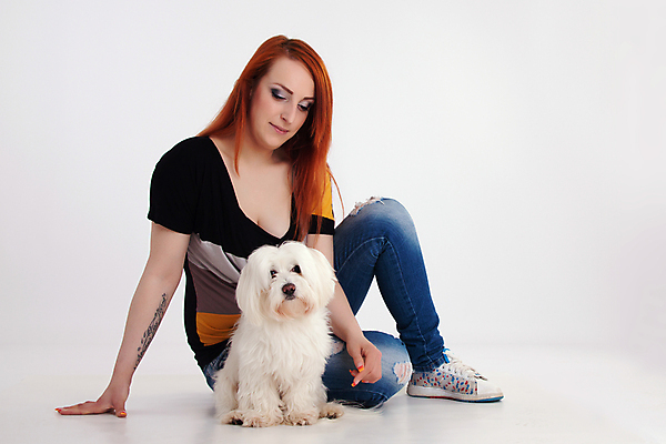 포토 JPG 해외이미지 동물 백인 라이프스타일 응시 여자 행복 감정 얼굴 백그라운드 놀이 함께함 사랑 한명 사람 앉기 성인 빨간색 반려동물 기쁨 흰색 개 강아지 리빙 빨간머리 송곳니 기르기 해외202004 해외포토 서양인 1 헤어스타일 시선 컬러 컨셉 포유류 모션 생활 신체부위 치아 돌봄 파일형식 이미지허브