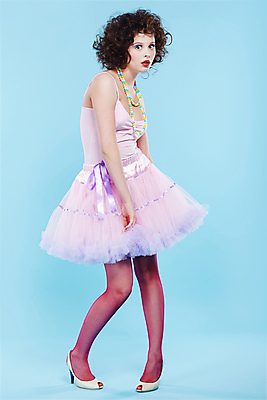 포토 JPG 해외이미지 백인 모델 라이프스타일 드레스 여자 감정 유럽 얼굴 분홍색 장난 목걸이 갈색머리 한명 사람 빨간색 파란색 유행 화장품 흰색 표현 하이힐 어깨 청록색 스타킹 스타일 해외202004 해외포토 서양인 1 헤어스타일 옷 나라 구두 컬러 장신구 생활 신체부위 뷰티 여성화 파일형식 이미지허브