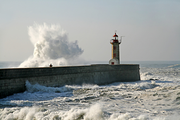 포토 JPG 해외이미지 파도 바다 하늘 등대 사람없음 파란색 떨어짐 포르투갈 폭풍 해외202004 해외포토 유럽 컬러 컨셉 날씨 파일형식 이미지허브