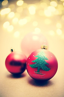 포토 JPG 스튜디오촬영 백그라운드 크리스마스장식 크리스마스 크리스마스용품 실내 사람없음 아웃포커스 장식 크리스마스트리 방울 오브젝트 국내포토 기념일 촬영기법 내부 용품 파일형식