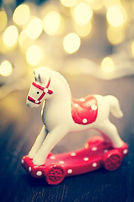 포토 JPG 스튜디오촬영 백그라운드 크리스마스장식 크리스마스 크리스마스용품 조명 실내 사람없음 아웃포커스 장식 장난감 말_게임 목마 오브젝트 국내포토 기념일 촬영기법 내부 용품 파일형식