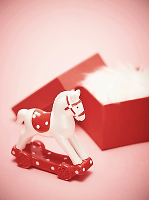 포토 JPG 스튜디오촬영 백그라운드 크리스마스장식 크리스마스 크리스마스용품 실내 선물 사람없음 아웃포커스 장식 상자 장난감 말_게임 목마 오브젝트 국내포토 기념일 촬영기법 내부 용품 파일형식