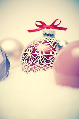 포토 JPG 스튜디오촬영 리본 백그라운드 크리스마스장식 크리스마스 크리스마스용품 실내 사람없음 아웃포커스 장식 방울 눈 오브젝트 국내포토 자연요소 기념일 날씨 촬영기법 내부 용품 파일형식