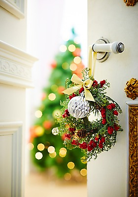 포토 JPG 스튜디오촬영 리본 백그라운드 크리스마스장식 크리스마스 크리스마스용품 실내 사람없음 아웃포커스 장식 크리스마스트리 방울 오브젝트 문고리 국내포토 기념일 촬영기법 내부 문 용품 파일형식