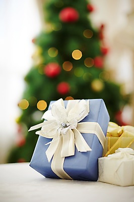 포토 JPG 스튜디오촬영 백그라운드 크리스마스장식 크리스마스 크리스마스용품 실내 선물 사람없음 아웃포커스 장식 선물상자 크리스마스트리 오브젝트 국내포토 기념일 촬영기법 내부 상자 용품 파일형식