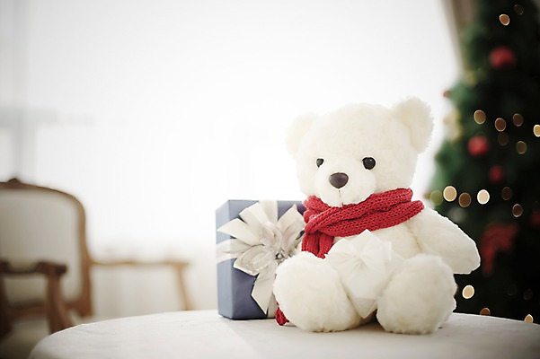 포토 JPG 스튜디오촬영 백그라운드 크리스마스장식 크리스마스 탁자 크리스마스용품 실내 사람없음 아웃포커스 장식 선물상자 곰인형 오브젝트 국내포토 기념일 인형 가구 촬영기법 선물 내부 상자 용품 파일형식